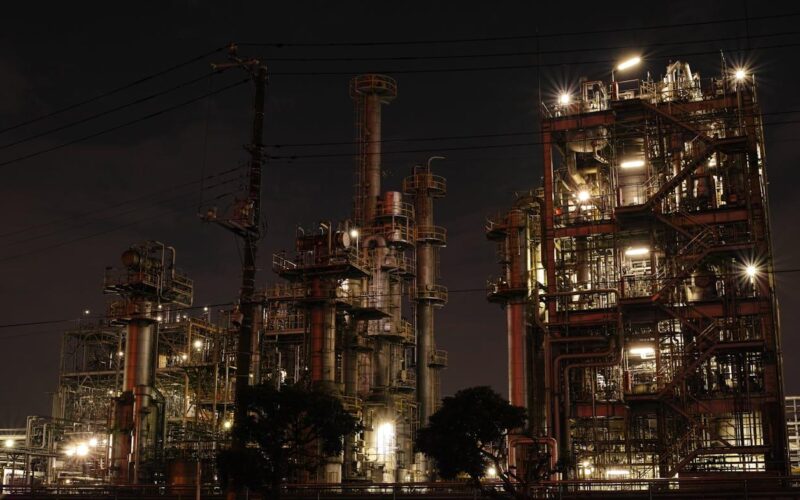 El Petróleo Cae y las Bolsas Retroceden: Impacto de las Tensiones Geopolíticas